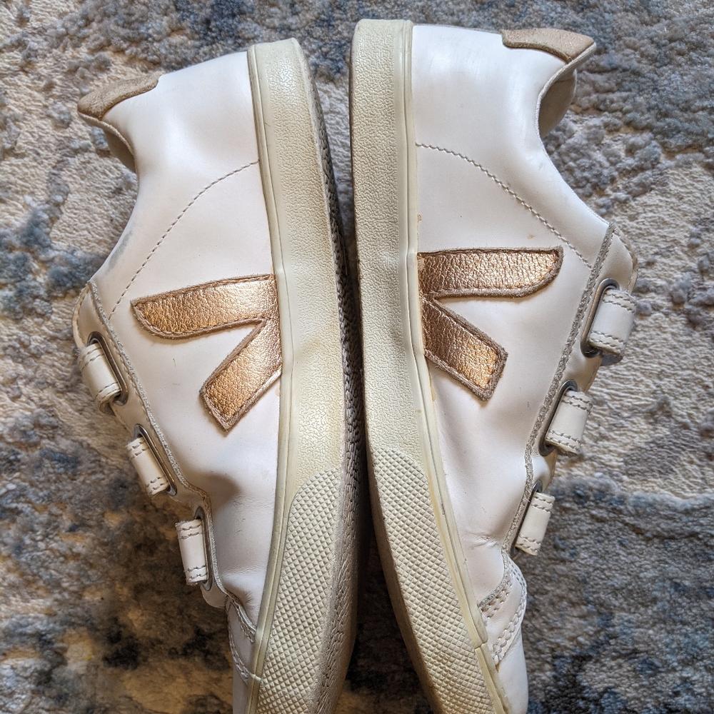 Veja women's size 8 three strap sneaker